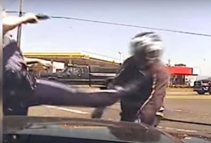השוטר תוקף את האופנוען, אורגון (צילום:  צילום מסך)