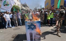 פעילי מאס שורפים דגל ישראל בחאן יונס (צילום: רויטרס)