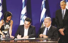 בנימין נתניהו ואלכסיס ציפראס חותמים על הסכם בין ישראל ליוון (צילום: רויטרס)