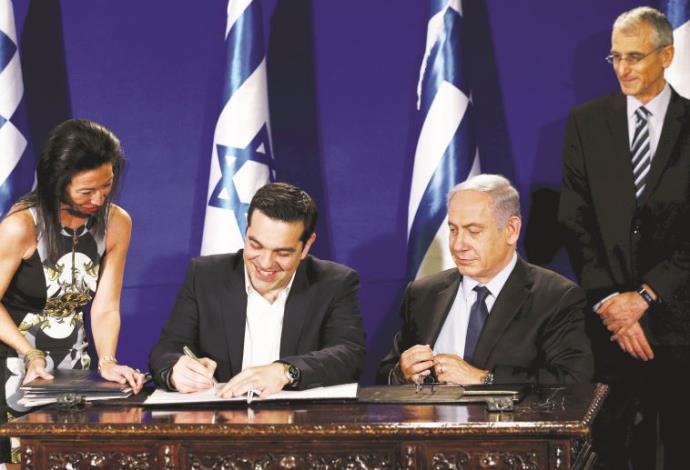 בנימין נתניהו ואלכסיס ציפראס חותמים על הסכם בין ישראל ליוון (צילום:  רויטרס)