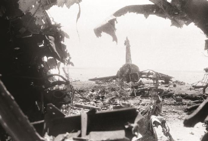 שברי מטוס סוויסאייר שפוצץ בירדן לאחר חטיפתו, 1970 (צילום:  AFP)