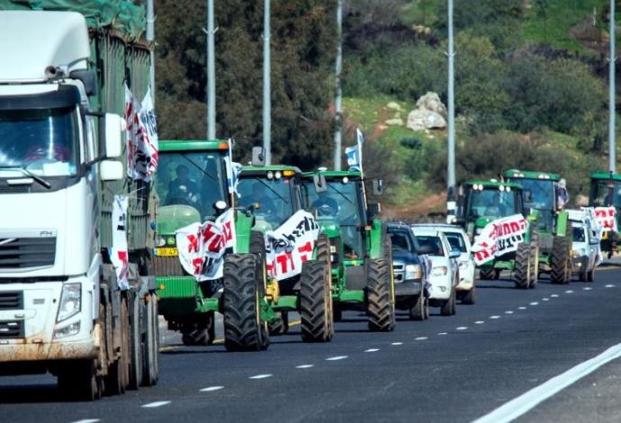 הפגנת חקלאים בכביש 90 נגד חוק המים  (צילום:  אגודת מים בגליל)