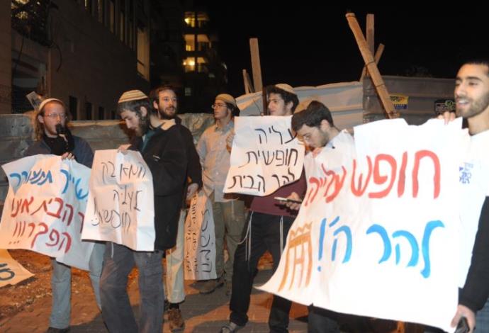מפגינים שרוצים לעלות להר הבית מול ביתו של המפכ"ל אלשיך (צילום:  אבשלום ששוני)