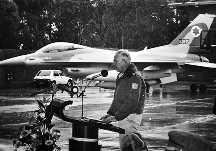 מפקד חיל האוויר, אלוף (מיל') עמוס לפידות בטקס נחיתת מטוס הברק, 1987. צילום: ארכיון ביטאון חיל האוויר