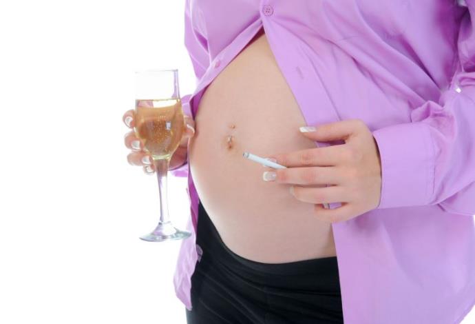 אשה בהריון מעשנת (צילום:  אינגאימג)