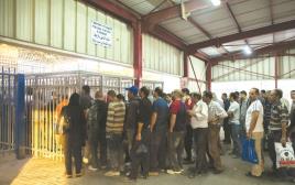 פועלים פלסטינים במחסום (צילום: יונתן זינדל, פלאש 90)