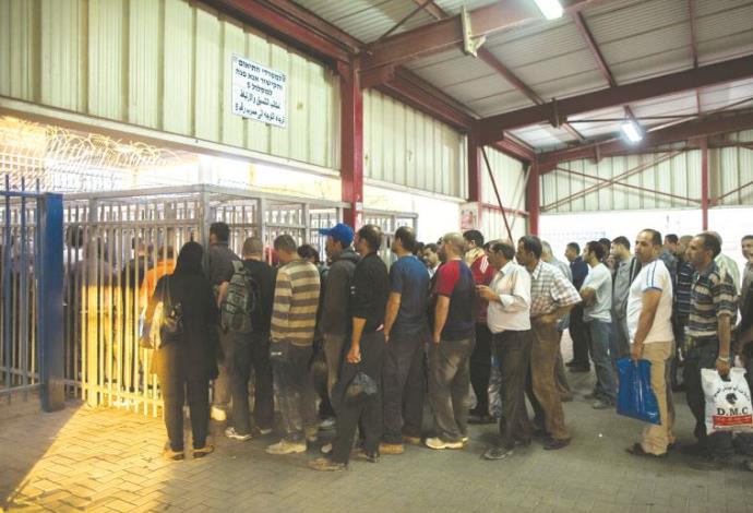 פועלים פלסטינים במחסום (צילום:  יונתן זינדל, פלאש 90)