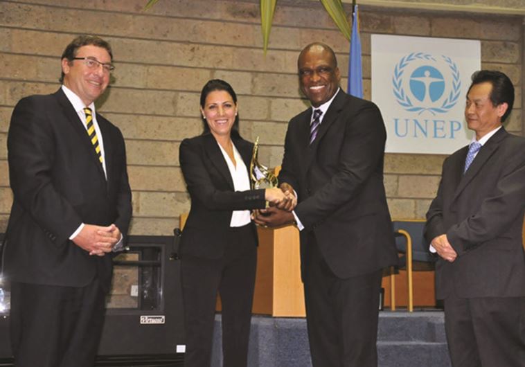 סיון יערי מקבלת את פרס האו"ם לחדשנות. צילום: אינוביישן אפריקה