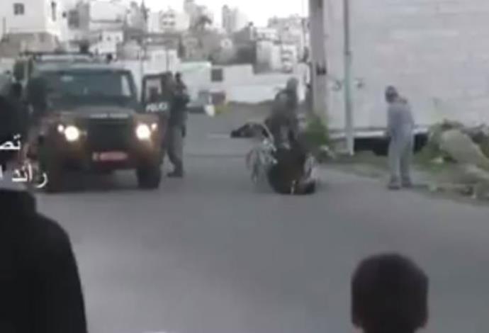 שוטר המג"ב דוחף את הפלסטיני מכיסא הגלגלים (צילום:  צילום מסך)
