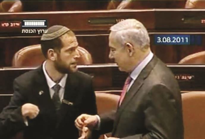 נדב הלפרין מוסר פתק לראש הממשלה (צילום:  ערוץ הכנסת)
