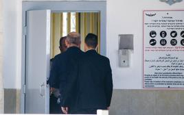 אולמרט נכנס לכלא, נתן זהבי (צילום: AFP)