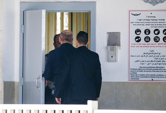 אולמרט נכנס לכלא, נתן זהבי (צילום:  AFP)