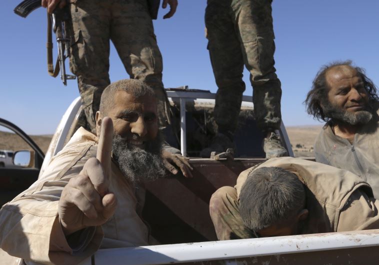 לוחם דאעש שנשבה ע"י הכורדים בסוריה. צילום: רויטרס