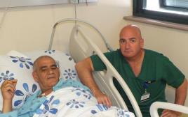 מוחמד באשיר עם ד"ר ארז קכל  (צילום: מיה צבן, דוברת המרכז הרפואי פוריה)