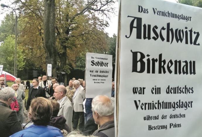 הפגנה בפולין נגד סדרה שהציגה את לוחמי המחתרת הפולנית כמי שביצעו פשעים נגד היהודים (צילום:  פרטי)