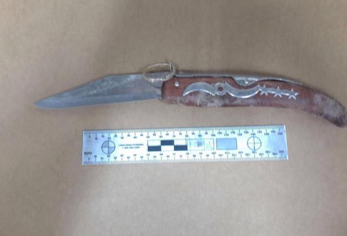 הסכין ששימשה את המחבל בפיגוע ברהט, 6.2.16 (צילום:  חטיבת דובר המשטרה)