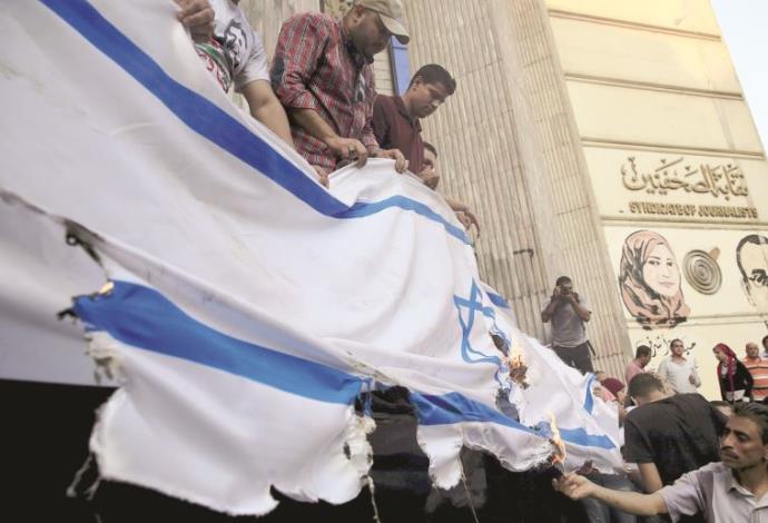 מפגינים מעלים באש דגל ישראל, באוגוסט האחרון בקהיר (צילום:  רויטרס)