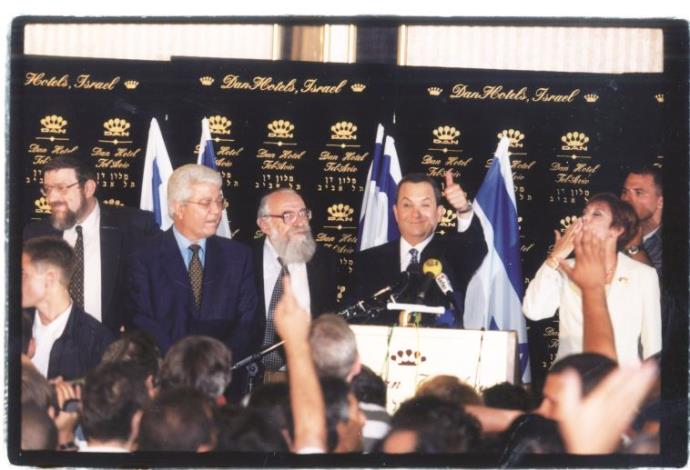 אהוד ברק חוגג בניצחון הבחירות ב-99' (צילום:  נאור רהב)