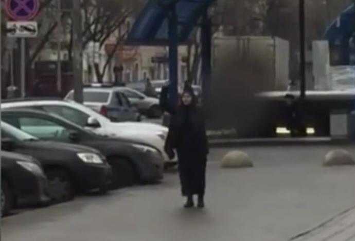 אישה שהחזיקה בראש של ילדה וצעקה שהיא טרוריסטית במוסקבה (צילום:  יוטיוב)