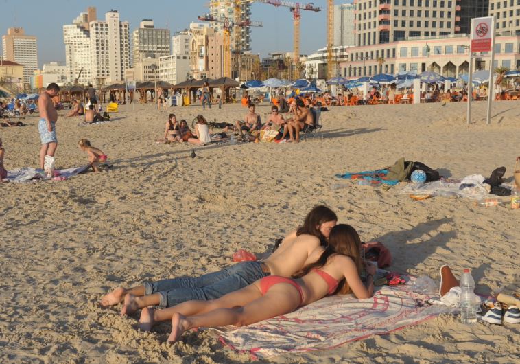 חוף הים בתל אביב. צילום: אבשלום ששוני