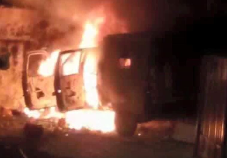 הרכב הצבאי שנשרף במחנה הפליטים קלנדיה. צילום: ללא