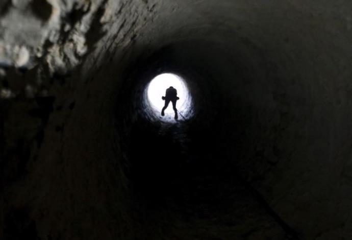 פלסטיני במנהרה ברצועת עזה (צילום:  רויטרס)