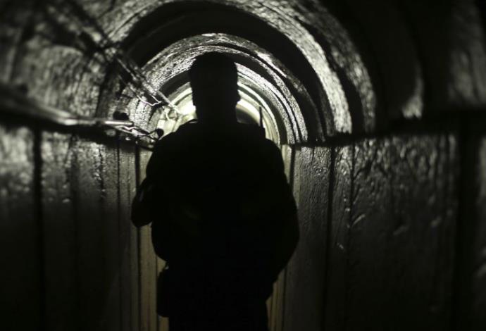 פלסטיני במנהרה בעזה (צילום:  רויטרס)