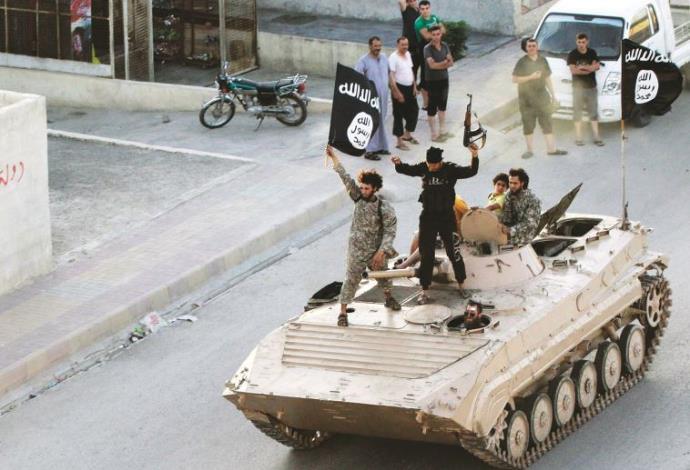 כוחות דאעש בפעולה (צילום:  רויטרס)