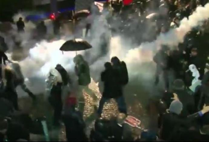 מהומות בפתח משרדי מערכת זמאן  (צילום:  צילום מסך)