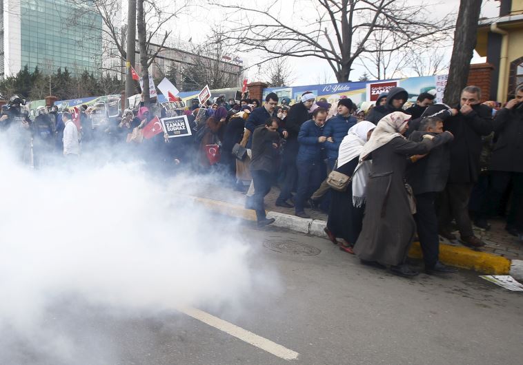 משטרת טורקיה מפזרת גז מדמיע על תומכי העיתון "זאמאן" באיסטנבול. צילום: רויטרס