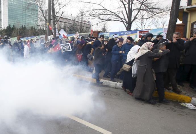משטרת טורקיה מפזרת גז מדמיע על תומכי העיתון "זאמאן" באיסטנבול (צילום:  רויטרס)