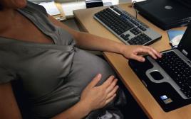 אשה בהריון בעבודה (צילום: Getty images)