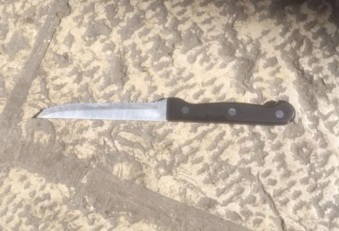 סכין בזירת הפיגוע בשער הגיא (צילום:  חטיבת דובר המשטרה)