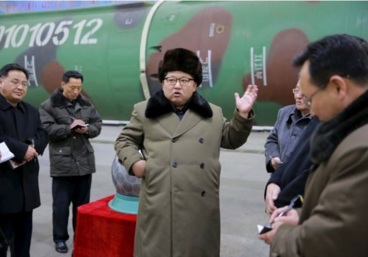 קים ג'ונג און עם מדעני גרעין בקוריאה הצפונית. שאיפותיו הגרעיניות מטרידות את טראמפ. צילום: רויטרס