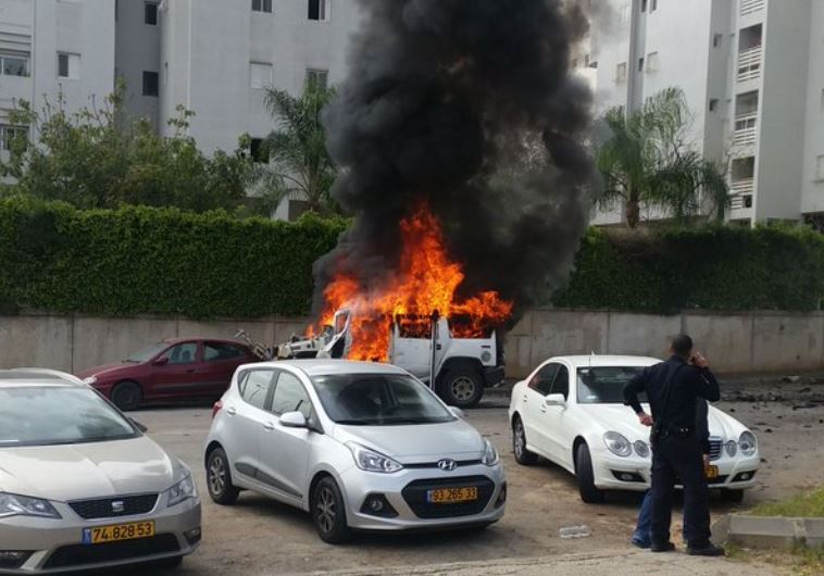 הרכב שעלה באש בניסיון החיסול בתל אביב. צילום: חטיבת דובר המשטרה