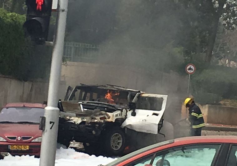 הרכב השרוף בצפון תל אביב. צילום: אבשלום ששוני