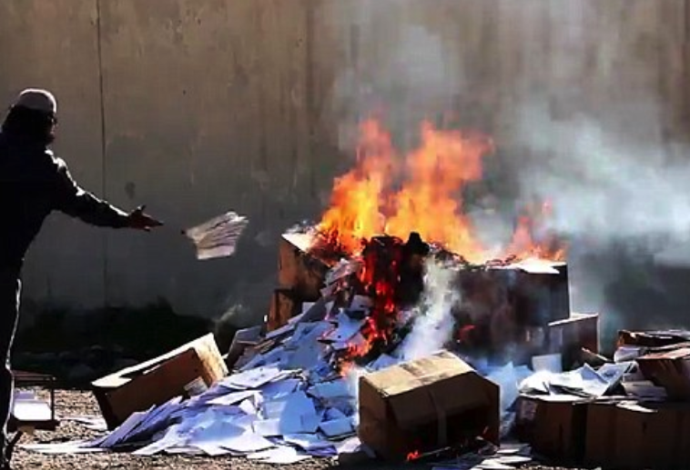דאעש שורף ספרים במוסול (צילום:  צילום מסך)