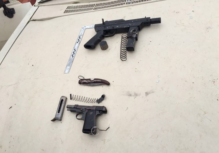 כלי הנשק ששימשו את המחבלים, סמוך לקרית ארבע. צילום: דובר צה"ל