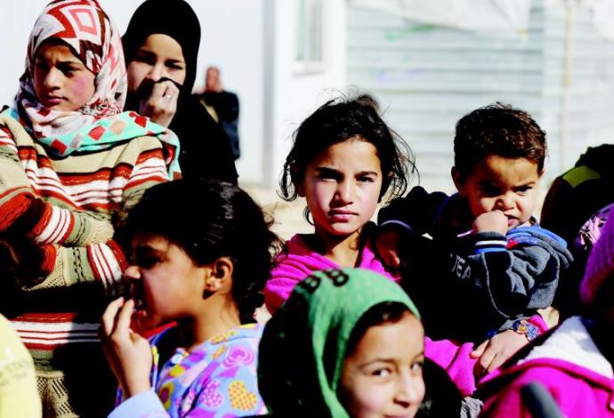 נערות שברחו מסוריה במחנה פליטים בירדן  (צילום:  רויטרס)