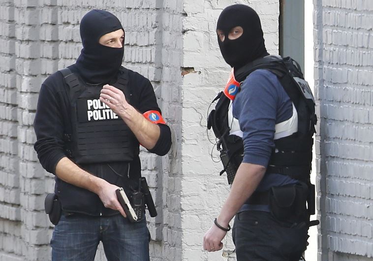 המשטרה בבלגיה פושטת על בית בבריסל. צילום: רויטרס