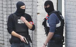 המשטרה בבלגיה פושטת על בית בבריסל (צילום: רויטרס)
