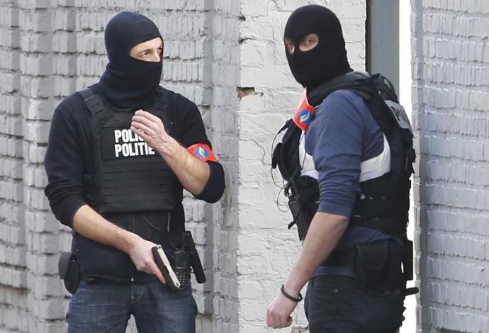 המשטרה בבלגיה פושטת על בית בבריסל (צילום:  רויטרס)