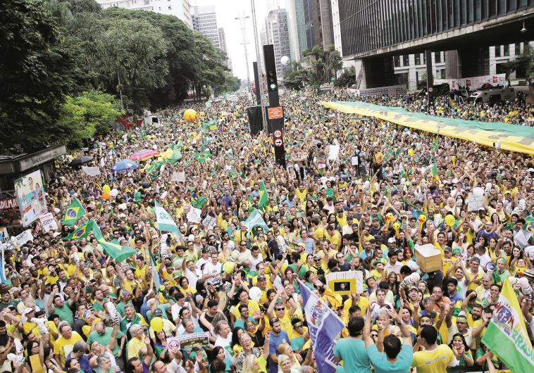 מפגינים נגד רוסף בסאו פאולו במרץ. צילום: רויטרס