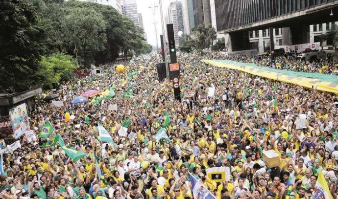 מפגינים נגד רוסף בסאו פאולו ביום ראשון השבוע (צילום: רויטרס)