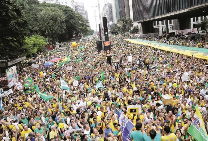 מפגינים נגד רוסף בסאו פאולו ביום ראשון השבוע (צילום:  רויטרס)
