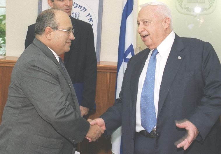 מאיר דגן עם ראש הממשלה אריא לשרון בעת מינויו לראש המוסד. צילום: יעקב סער, לע