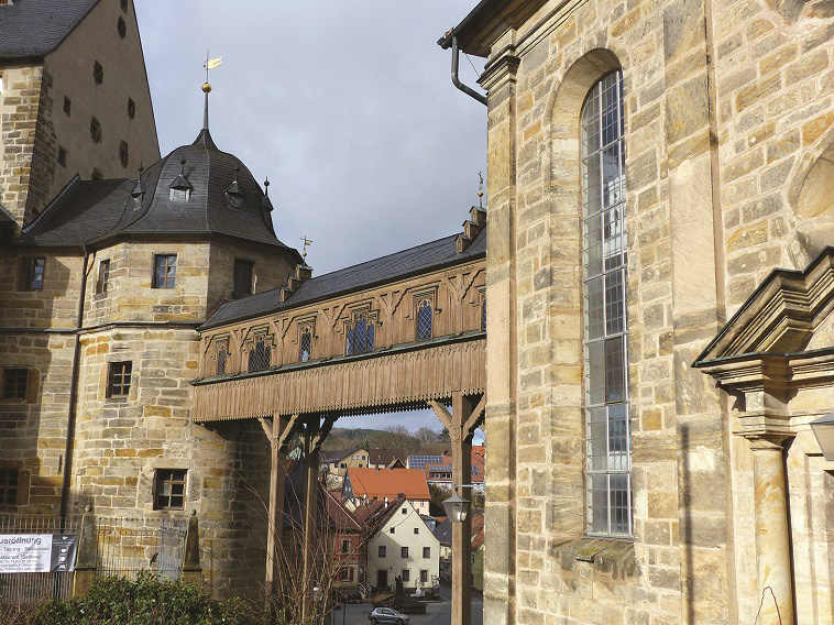 גשר העץ בין המבצר לכנסייה של טורנאו, חבל פרנקוניה בגרמניה, תיירות. צילום: תלמה אדמון
