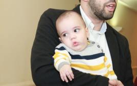 התינוק שטולטל, דניאל גרסון, משוחרר מביה"ח (צילום: יקי צימרמן)