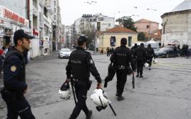 שוטרים מאבטחים את זירת הפיגוע באיסטנבול (צילום: רויטרס)
