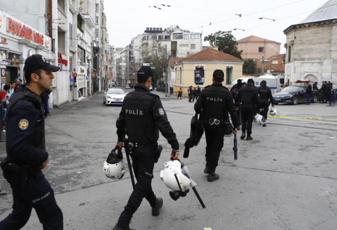 שוטרים מאבטחים את זירת הפיגוע באיסטנבול (צילום:  רויטרס)